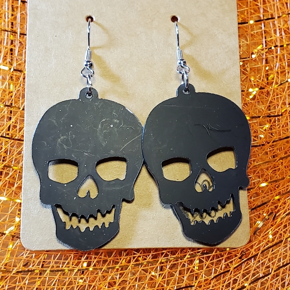 1.5inches of Scary Skull Earrings - Picture 3 of 3